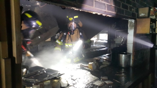 화재를 진화하고 있다.(사진제공=부산지방경찰청)