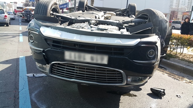 전복된 카니발차량.(사진제공=부산지방경찰청)