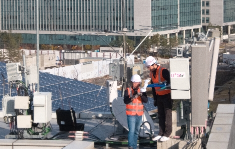 LG U+ 직원들이 설 연휴를 앞두고 김포 공항 근처에서 네트워크 품질을 점검 하는 모습. 사진=LG유플러스