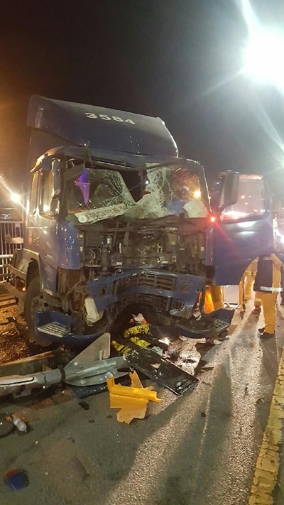 표지판 등을 추돌한 컨테이너차량.(사진제공=부산지방경찰청)