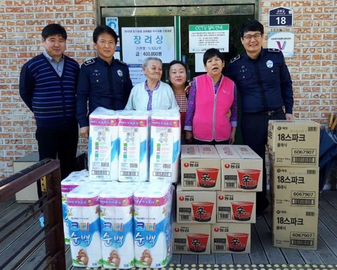 느티나무 요양원을 방문해 온정을 전달한 뒤 건강을 기원하며 기념촬영.(사진제공=정읍교도소)