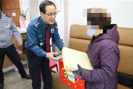 김해주 서장이 직접 폐지수거 어른신에게 선물을 전달하며 건강을 기원하고 있다.(사진제공=부산사상경찰서)