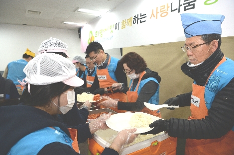 은성수 수출입은행장(사진 맨오른쪽)이 29일 임직원들과 함께 서울역 인근 무료급식소 '따스한 채움터'을 찾아 노숙인들을 대상으로 배식 봉사를 하고 있는 모습. 사진=한국수출입은행
