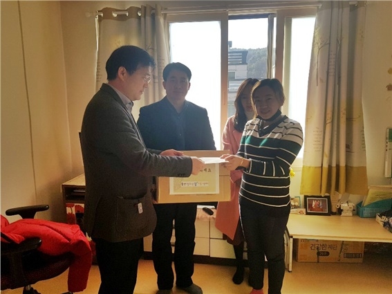 다문화가정을 방문해 위문금품을 전달하고 있다.(사진제공=울산청소년꿈키움센터)