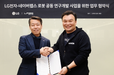 왼쪽부터 LG전자 노진서 로봇사업센터장, 네이버랩스 석상옥 헤드가 기념촬영을 하고 있다. 사진=LG전자