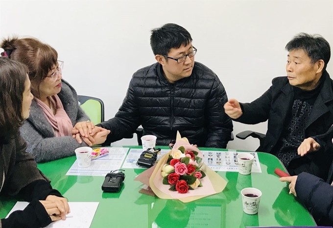 38년 전 가족과 헤어진 조슈아 라이스(한국명 김태형ㆍ오른쪽 2번째)씨와 아버지 김진호, 어머니 김정희씨 등이 30일 대구경찰청에서 만나 그간 살아온 얘기를 나누고 있다. (사진제공=대구경찰청)
