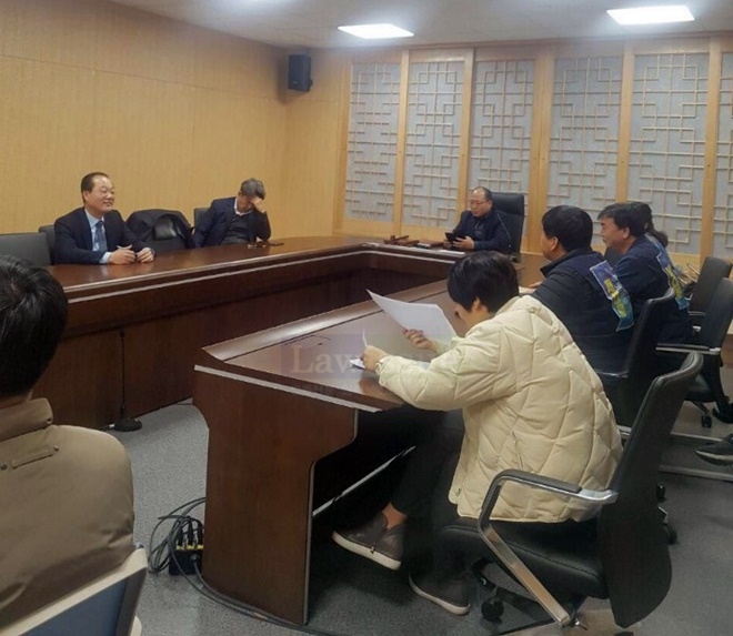 울산시노동특보의 중재로 경동도시가스, 공공운수노조간 협상을 진행하고 있다.(사진제공=공공운수노조울산본부)