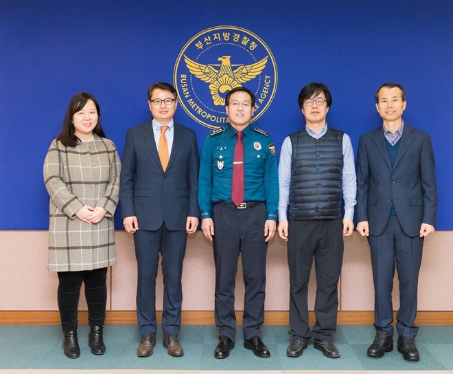 이경우 부산인권사무소장(사진왼쪽 2번째)와 이용표 부산경찰청장 등이 기념촬영.(사진제공=부산지방경찰청)