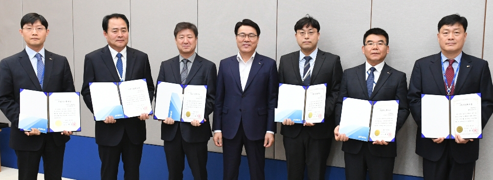 사진=포스코 최정우 회장이 31일 서울 포스코센터에서 기업시민봉사상 첫 수상자들과 함께 기념촬영을 하고 있다. (왼쪽부터) 포스코 김병준 리더(해외법인 POSCO-Mexico의 POSAMI 봉사단 대리 수상), 기쁨의 복지재단 하달상 사무처장, 유니테크 이광용 대표이사, 포스코 최정우 회장, 엔투비 장진성 리더, 포스코 정종태 과장 (광양제철소 반딧불전기재능봉사단), 포스코 김응래 과장 (포항제철소 클린오션봉사단)