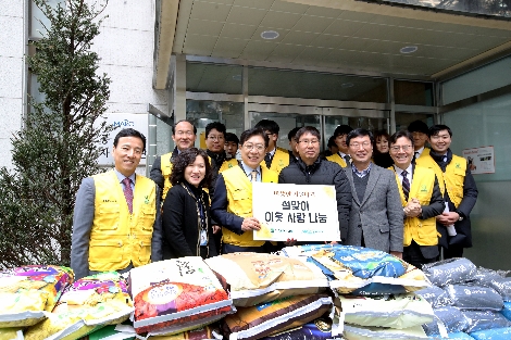 박재식 중앙회장(사진 맨 앞줄 왼쪽에서 세번째)과 김동수 공덕동장(사진 맨 앞줄 왼쪽에서 네번째) 등이 기념촬영을 하고 있다. 사진=저축은행중앙회