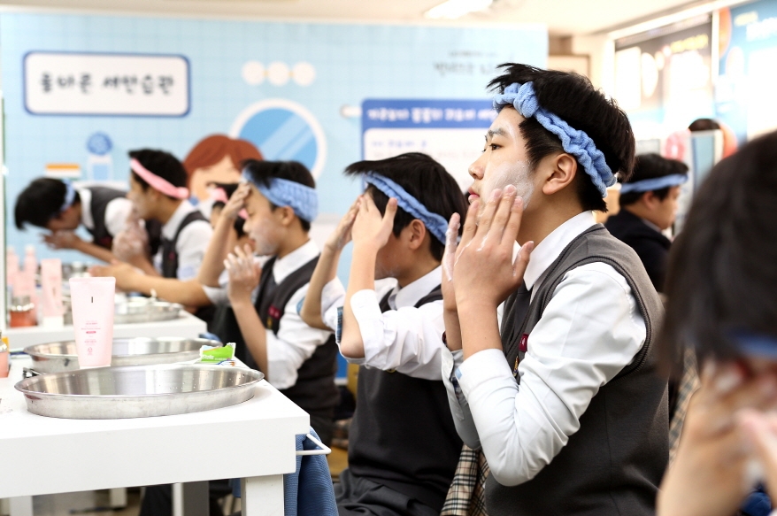 인천 원당중학교 학생들이 LG생활건강의 사회공헌 프로그램인 '빌려쓰는 지구스쿨' 올바른 세안습관 수업에 참여하고 있다. (사진=LG생활건강)