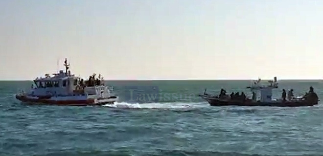 낚시어선을 예인하고 있다.(사진제공=울산해양경찰서)