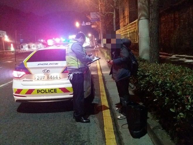 길을 잃어 고속도로로 걸어가던 사람을 확인하고 있다.(사진제공=부산지방경찰청)