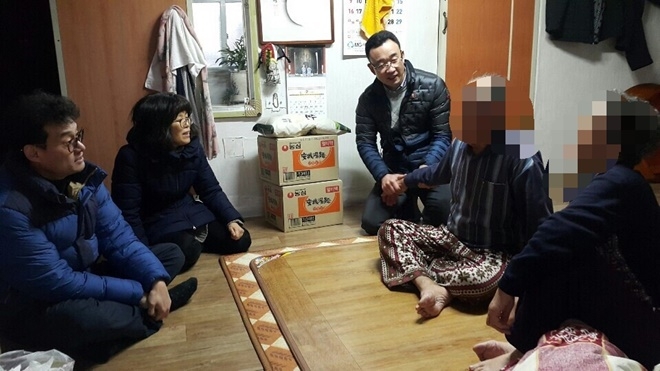 경찰관들이 편지사연의 부모를 찾아 건강을 살피며 대화를 나누고 있다.(사진제공=부산지방경찰청)