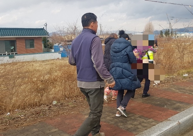 이정훈 상경이 할머니를 업고 집까지 가고 있다.(사진제공=부산지방경찰청)