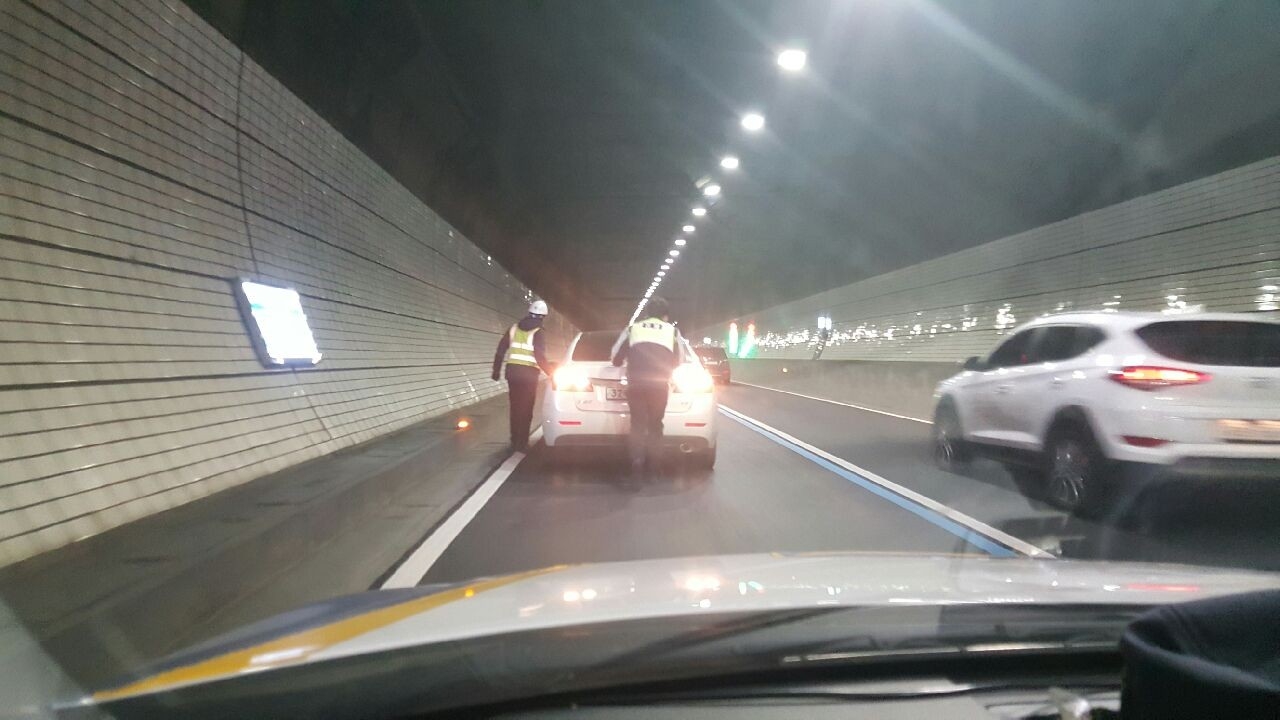 경찰관들이 손수 고장난 차량을 밀고있다.(사진제공=부산지방경찰청)