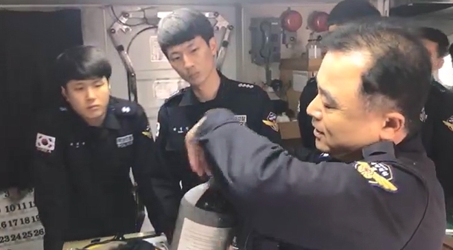 50톤급 경비정에 근무중인 기관전문가 오수용 경위(우측 첫번째)가 직원들에게 구조장비 사용법을 교육하고 있다.(사진제공=울산해양경찰서)