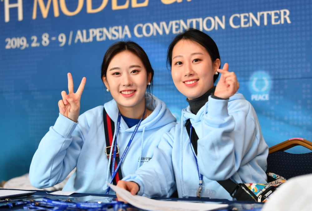 2019 청소년 모의유엔대회 운영을 돕는 스텝들의 환영 포즈.(사진=2019 평창평화포럼)