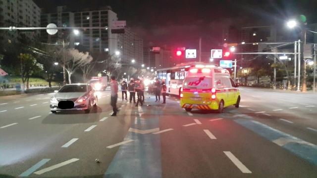 승용차와 버스충돌로 현장을 수습하고 있다.(사진제공=부산지방경찰청))