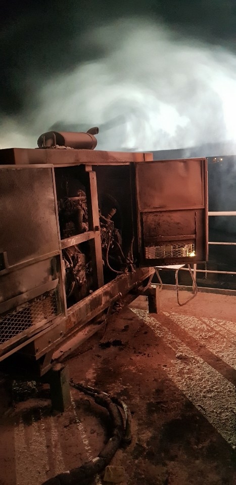 화재를 진화하고 있다.(사진제공=부산해양경찰서)