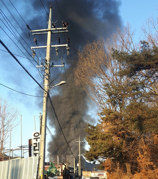 출처 : 고양시 성석동 화재로 인해 인근 주민들의 놀래는 일이 발생했다 / NEWSIS