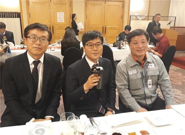 플라스틱 프리 챌린지에 동참하고 있는 변광용 거제시장(가운데).(사진제공=거제시)