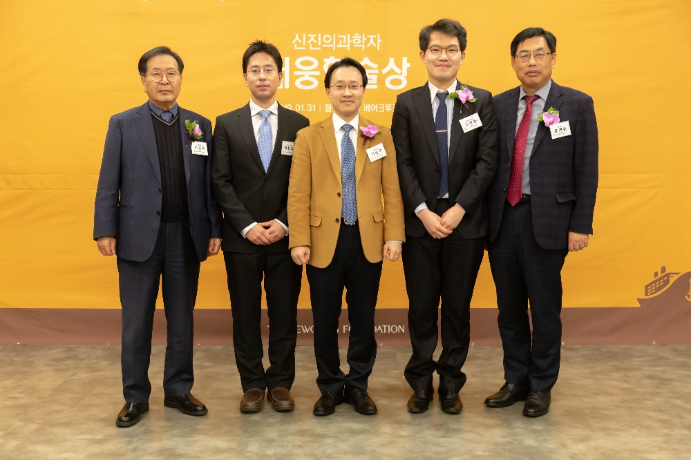 대웅재단(이사장 장봉애)이 지난 달 31일, 잠실 베아크루즈에서 ‘대웅학술상' 시상식을 개최하고 △고현용 박사(한국과학기술원 의과학대학원 의과학과), △이승주 교수(서울아산병원 신경외과), △이용호 교수(연세대학교 세브란스병원 내분비내과)에게 대웅학술상을 수여했다. 사진 왼쪽부터 이종욱 대웅제약 고문, 이용호교수(연세대학교 세브란스병원 내분비내과), 이승주교수(서울아산병원 신경외과), 고현용박사(한국과학기술원 의과학대학원 의과학과), 윤재춘 대웅 사장.(사진=대웅재단)