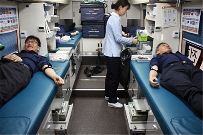 안동교도소직원들이 자발적으로 헌혈에 동참하고 있다.(사진제공=안동교도소)