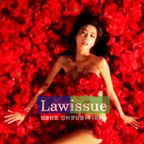 출처 : 강렬한 꽃밭에 있는 김규리 모습 / 방송화면캡쳐