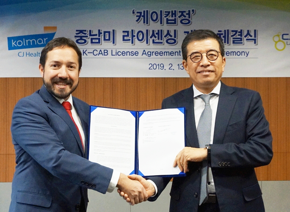 CJ헬스케어 강석희 대표(오른쪽)와 멕시코 카르놋 사 가르시아 대표(Guy Jean Leon Savoir García, 왼쪽)가 케이캡정 라이센싱 계약 체결 기념사진을 촬영하고 있다. (사진=CJ헬스케어)
