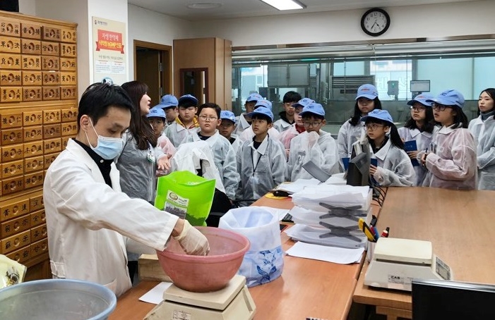 부산글로벌빌리지 주니어기자단 학생들이 자생한방병원 해운대 원외탕전원을 방문해 한약 조제과정을 견학하고 있다. (사진=자생한방병원)