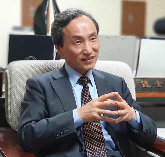 이춘희 회장이 취재진의 질문을 경청하고 있다.