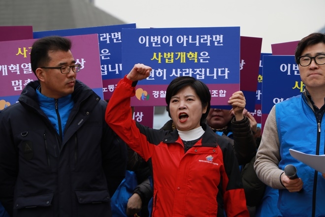 이연월 공노총 위원장이 구호를 외치고 있다.(사진제공=공노총)