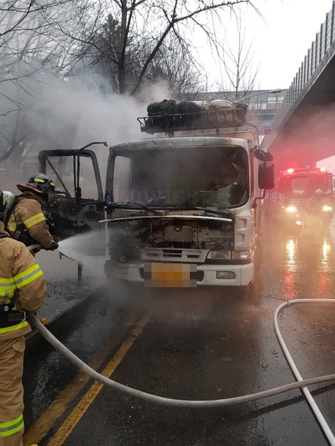 소방대가 화재를 진화하고 있다.(사진제공=부산경찰청)