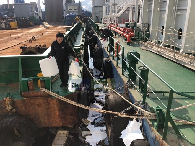 방제작업을 하고 있다.(사진제공=부산해양경찰서)