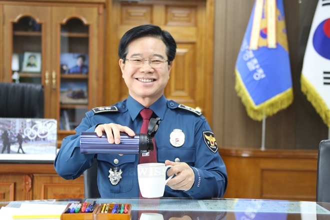 김창룡 경남경찰청장이 플라스틱 프리 챌린지 캠페인에 동참하고 있다.(사진제공=경남경찰청)