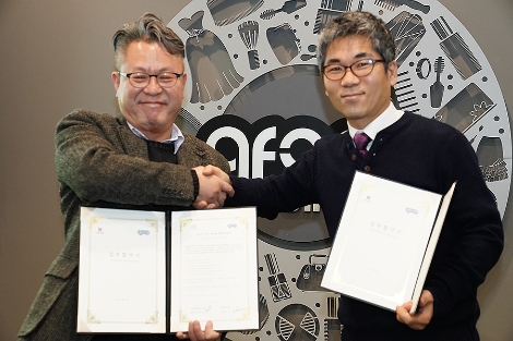 큐포라 홍영민 대표(왼쪽)와 메이파트너스 김덕보 대표가 기념촬영을 하고 있다. 사진=큐포라
