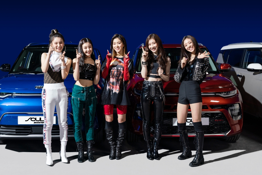 데뷔곡 ‘달라달라’ 뮤직비디오 촬영 현장에서 쏘울 부스터와 함께 촬영 중인 ITZY 멤버들의 모습.(사진=기아자동차)