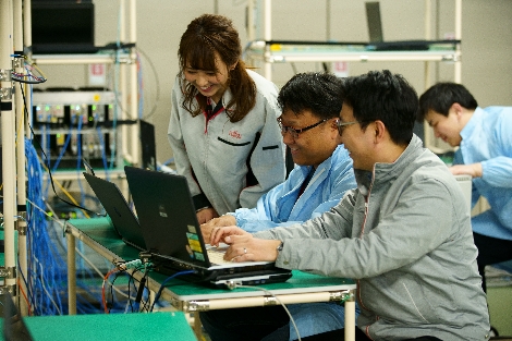이달 초 일본 신가와사키에 위치한 후지쯔 연구소에서 KT, 후지쯔, 솔리드 연구원들이 5G 프론트홀 연동 테스트를 하고 있다. 사진=KT