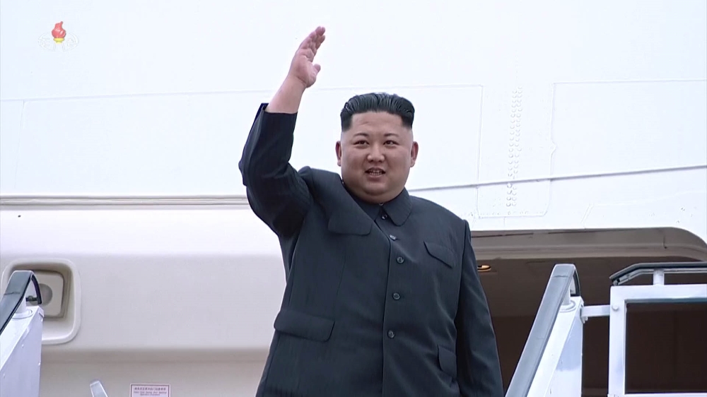 14일 북한 조선중앙TV가 김정은 위원장의 북미 정상회담 방문기를 담은 영상을 공개했다. 영상은 김 위원장이 중국 민항기에 올라 지도부들에게 손 흔드는 모습. 2018.06.14. (사진=조선중앙TV 캡쳐)