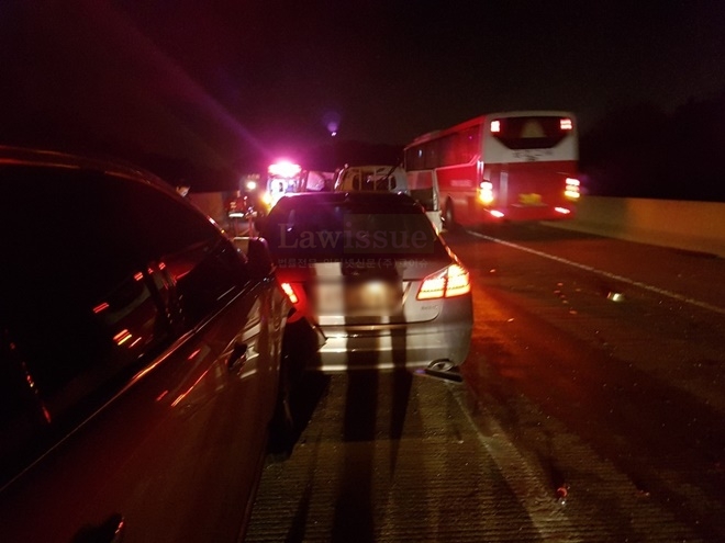 통영대전고속도로 대전방면 44.8k지점서 추돌사고 발생.(사진제공=경남경찰청)