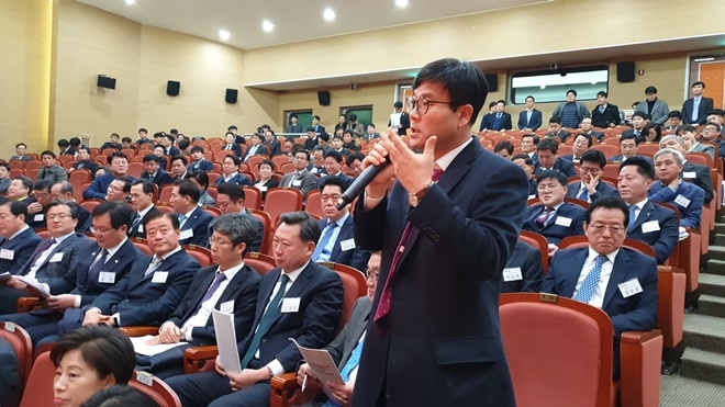 변광용 거제시장이 이해찬 대표에게 거제형일자리모델 지원을 건의하고 있다.(사진제공=거제시)