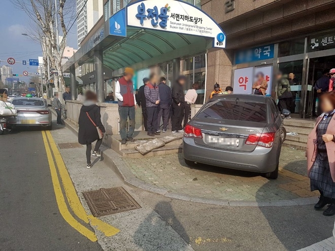 운전미숙으로 인도로 돌진한 승용차.(사진제공=부산경찰청)