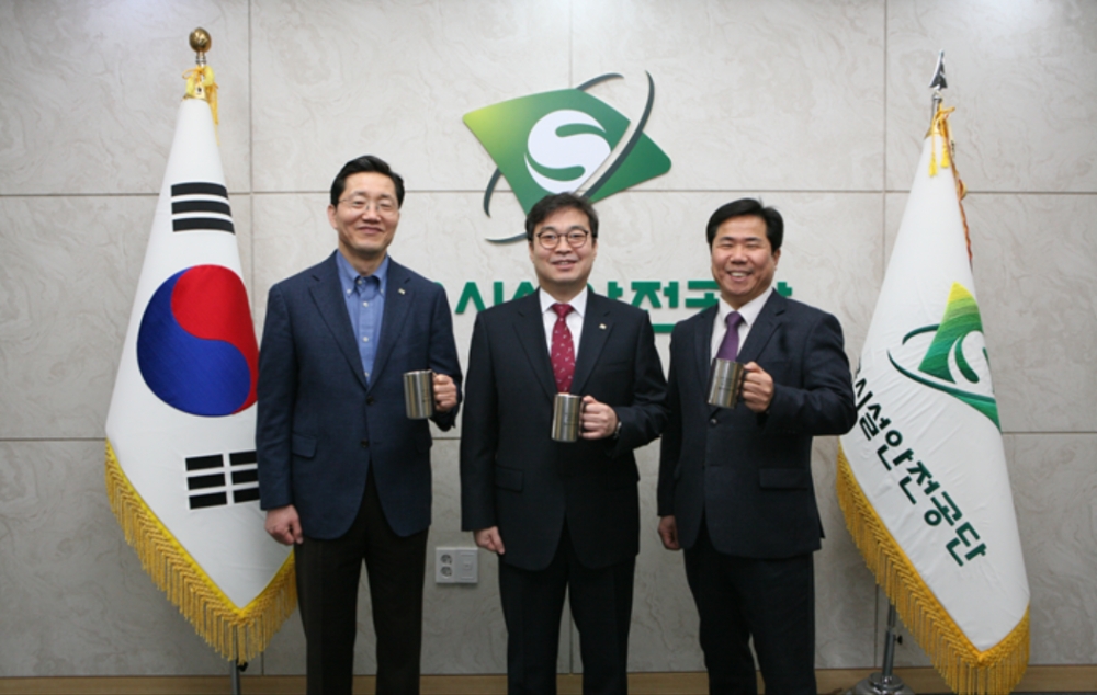 한국시설안전공단 박영수 이사장(가운데)이 강부순 부이사장(왼쪽), 정광섭 경영지원본부장과 함께 머그컵을 들고 플라스틱 프리챌린지 인증샷을 찍고 있다. (사진=한국시설안전공단)