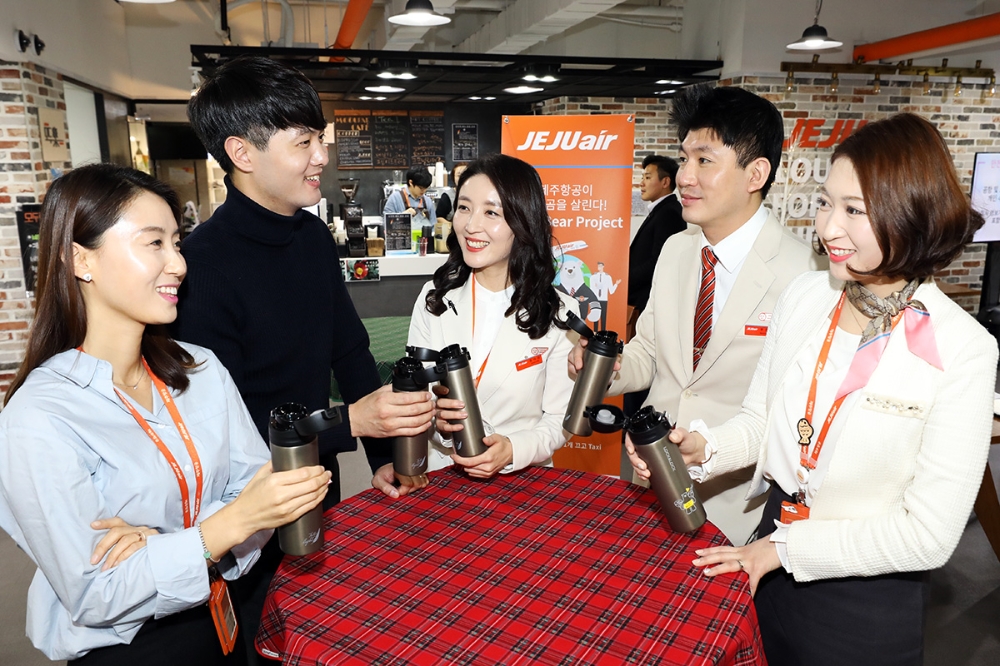 제주항공 임직원들이 제주항공의 장애인 표준사업장인 ‘모두락’카페에서 개인 텀블러를 이용해 음료를 마시고 있다.(사진=제주항공)