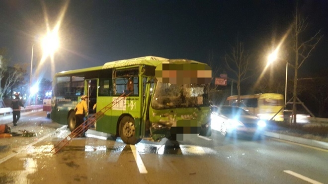 마을버스간 추돌사고.(사진제공=부산경찰청)