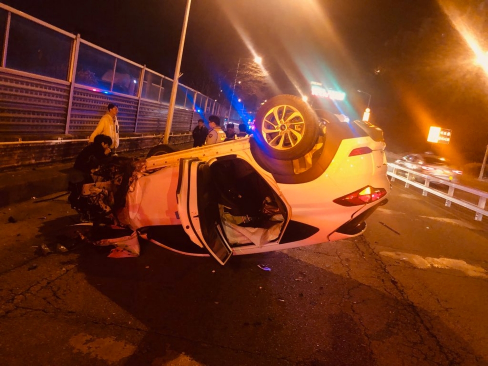 전복된 투싼차량.(사진제공=부산경찰청)