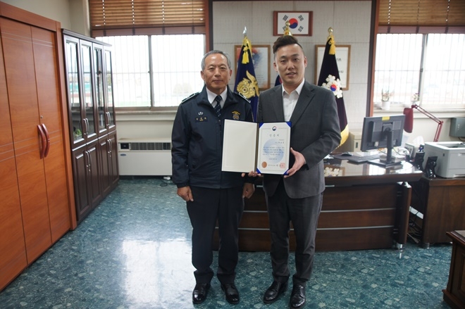 성맹환 소장이 최효훈 (주)한결같이 대표에게 법무부장관 인증서 및 인증패를 전달하고 기념촬영.(사진제공=부산교도소)