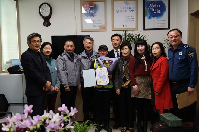 흉기소지 정신질환자를 신고한 유공자에게 표창장을 수여하고 기념촬영.(사진제공=창원서부경찰서)