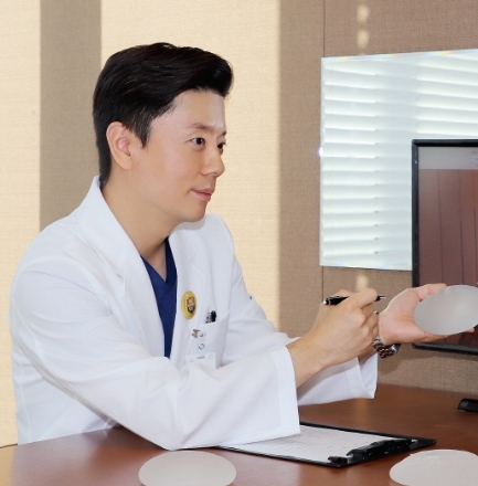 사진=아이디성형외과 권순근 원장(성형외과 전문의)